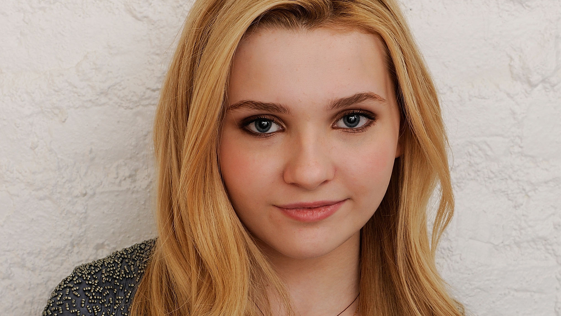 Rori- younger sister of Nox's best friend (Face claim = Abigail Breslin) abigail