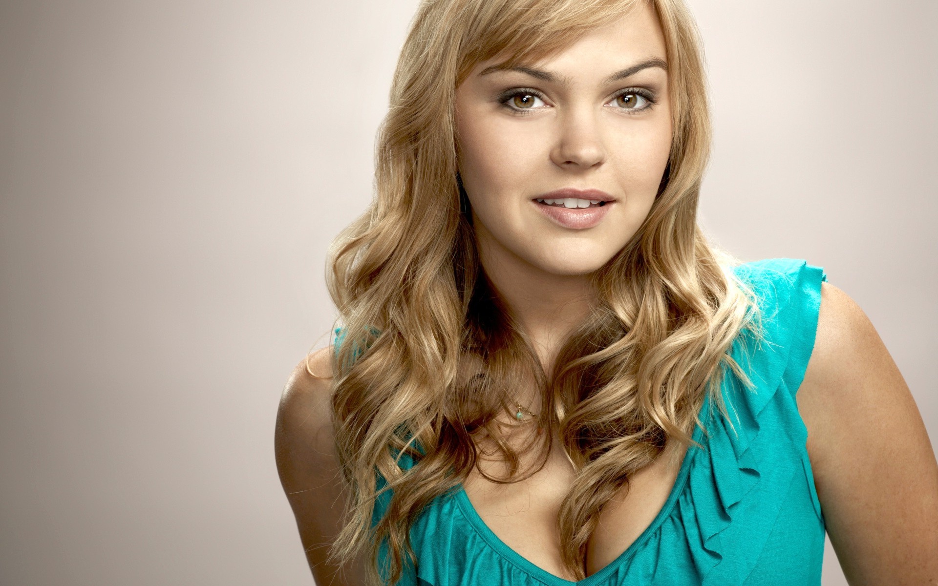 Please check our latest widescreen hd wallpaper below and bring beauty to your desktop. Aimee Teegarden HD Wallpaper