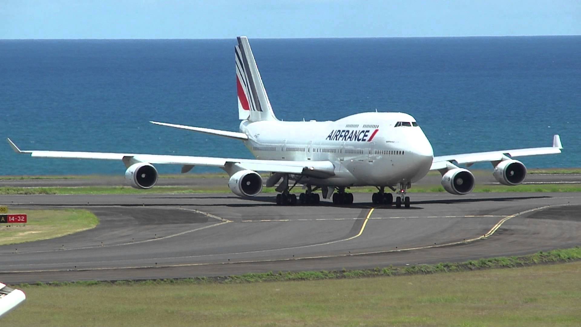 Atterrissage Boeing 747-400 Air France 3580 @ Roland Garros (FMEE/RUN)