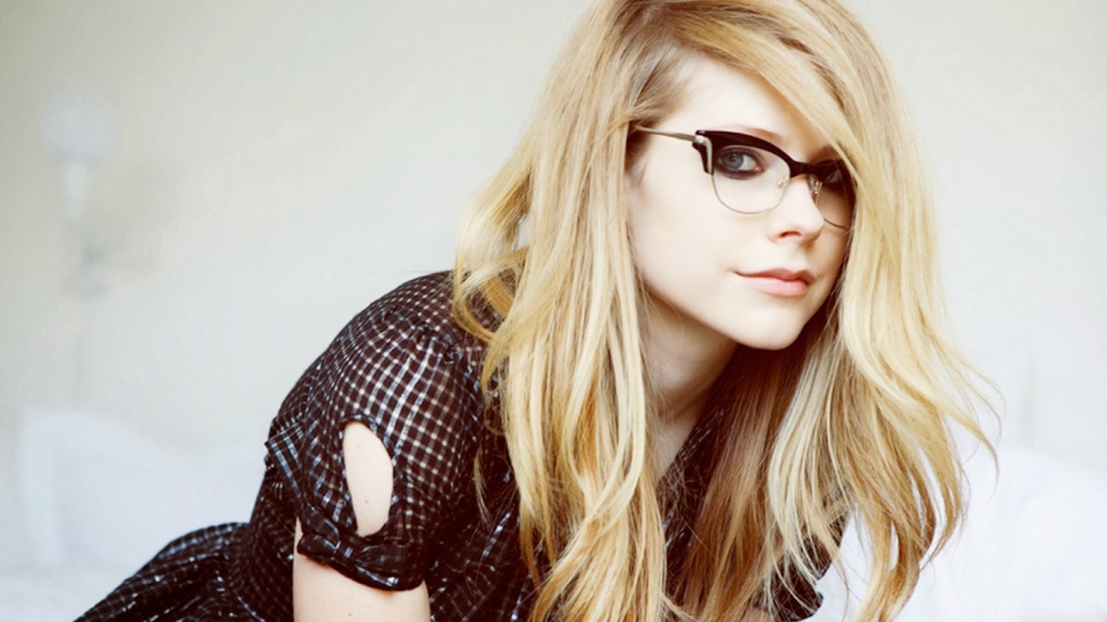 Avril Lavigne galaxy tab Wallpaper Avril lavigne hd wallpaper for Facebook