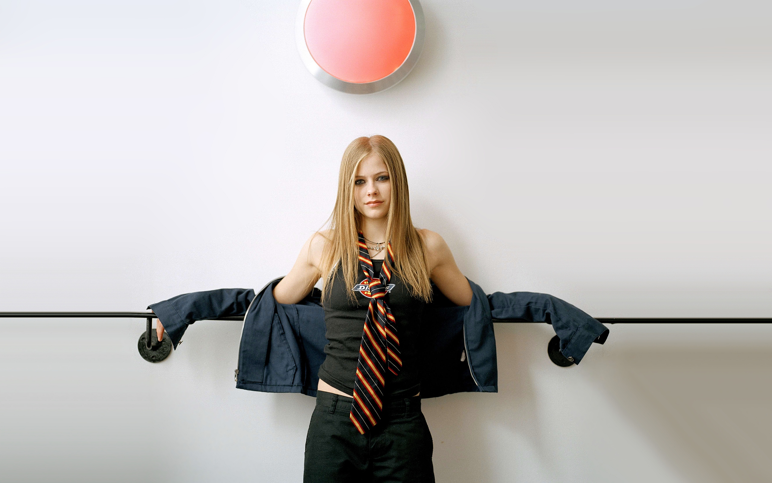 Avril Lavigne cool Dressed