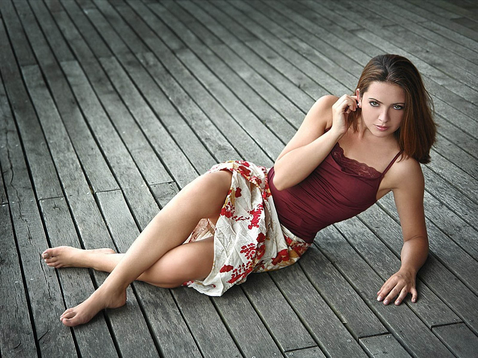 Amazing TV Show Image, Beautiful Brunette Lying on Plywood, Appealing Pose 1600X1200 free wallpaper