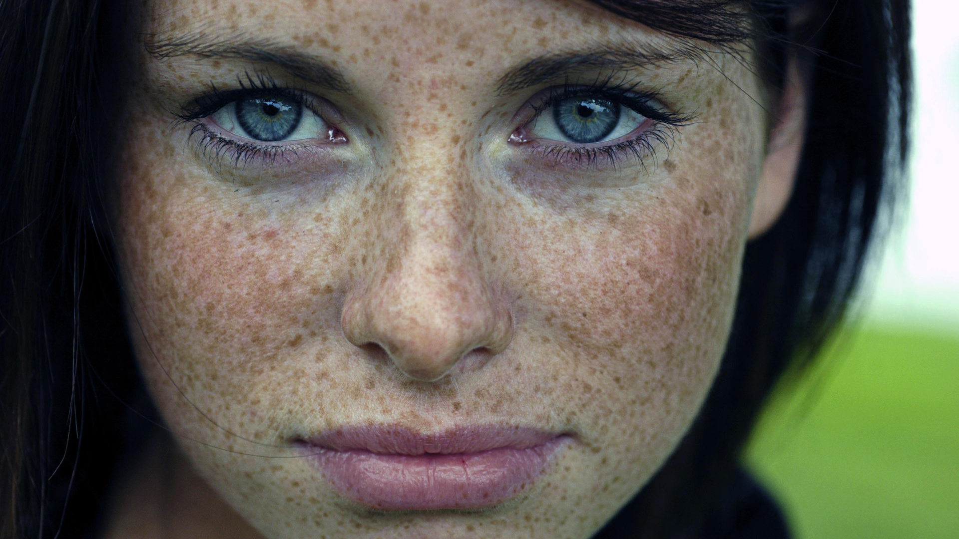 1 (Showcase: 40 Beautiful Girls With Freckles)