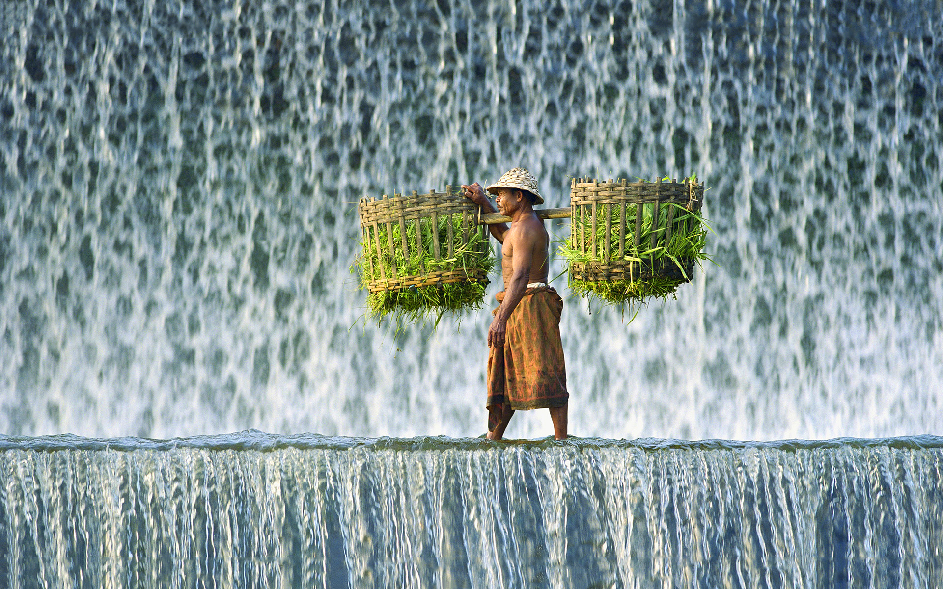 Burden man waterfall Wallpapers Pictures Photos Images. «