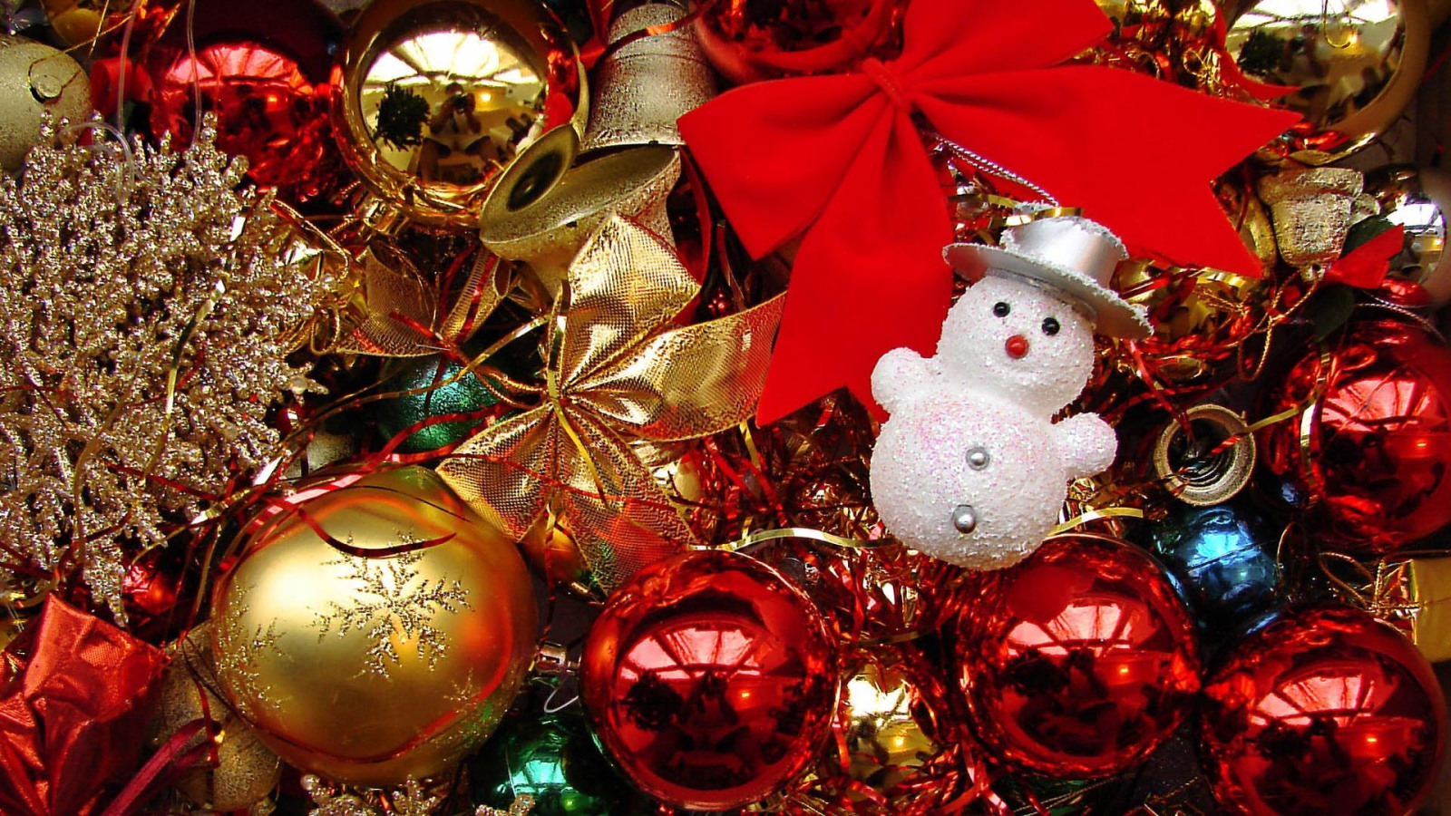 Download Christmas Ornaments Wallpaper :
