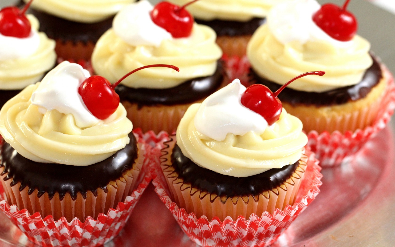Cupcakes Cream Chocolate Frosting Cherry Close Up HD Wallpaper