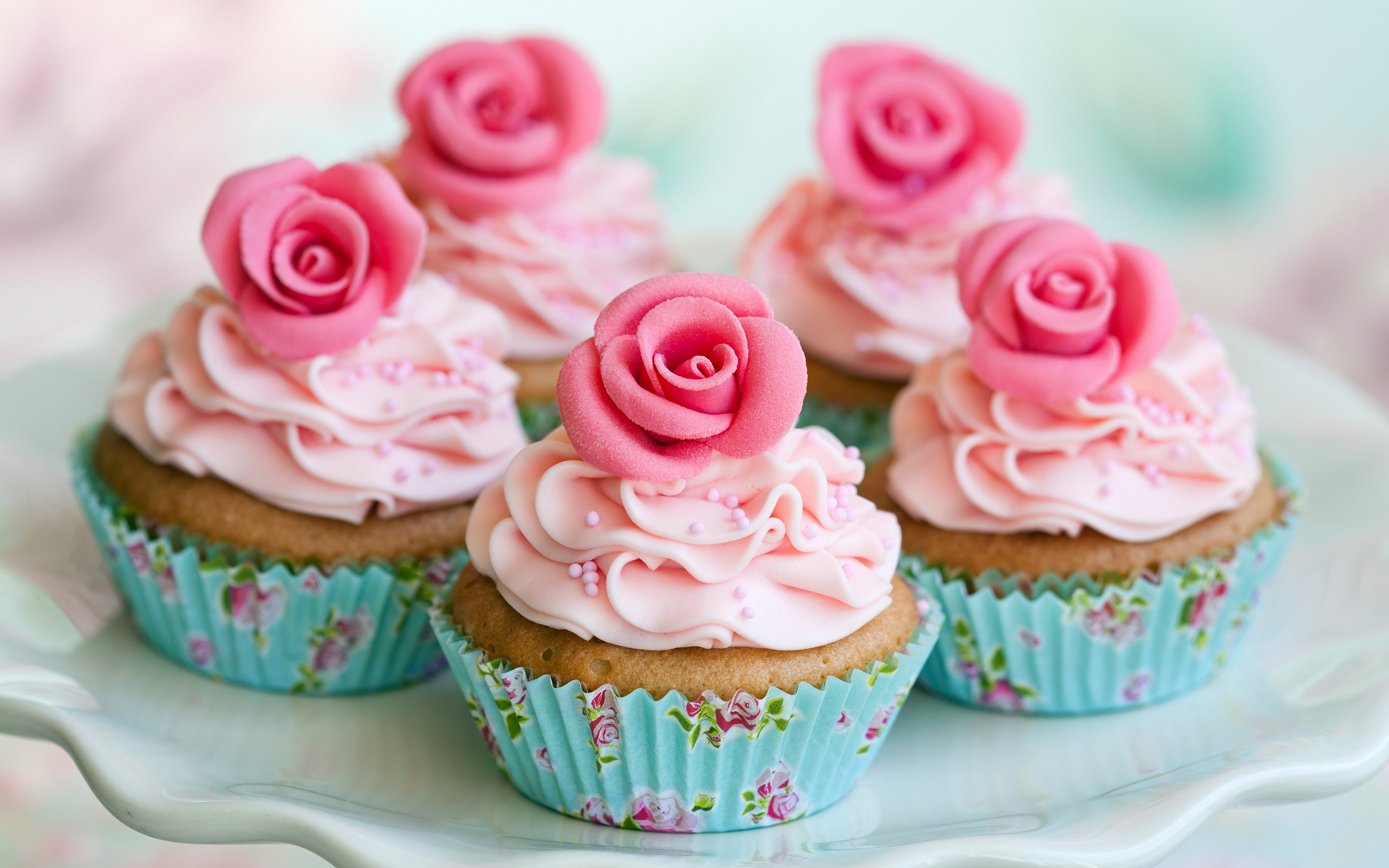 Cream roses cupcakes