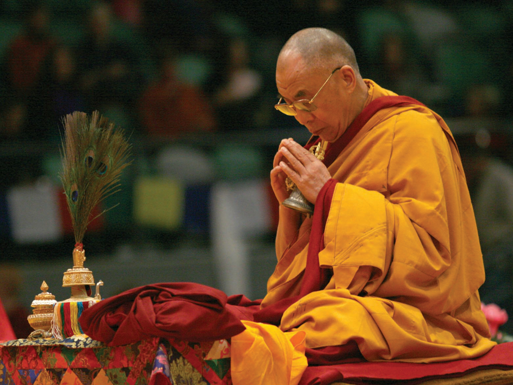 woman-praying-the-dalai-lama-at-prayer-bell-buddhism-compassion-dorje-kindness-677786