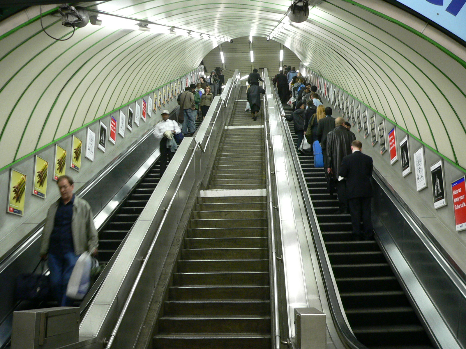 File:Paddington Bakerloo Line escalators.jpg