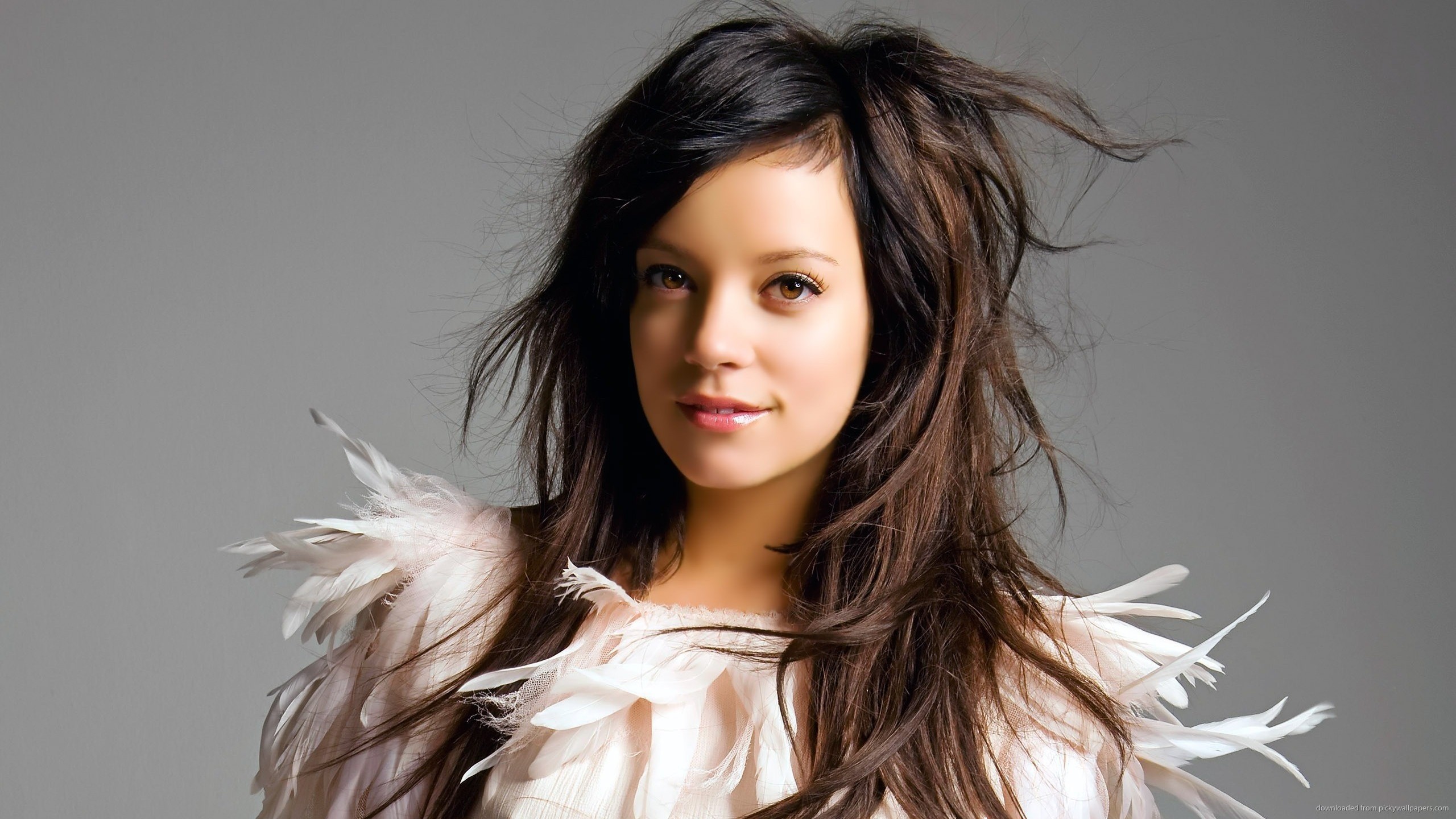 ... Lily Allen feather dress for 2560x1440