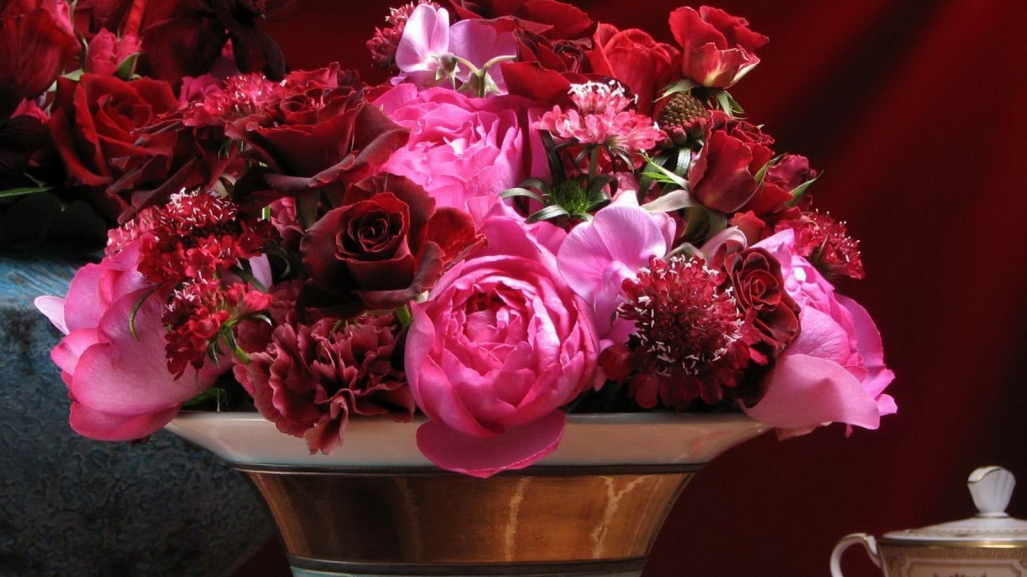 2048x1152 Wallpaper roses, carnations, flowers, bouquet, vase, petals, table