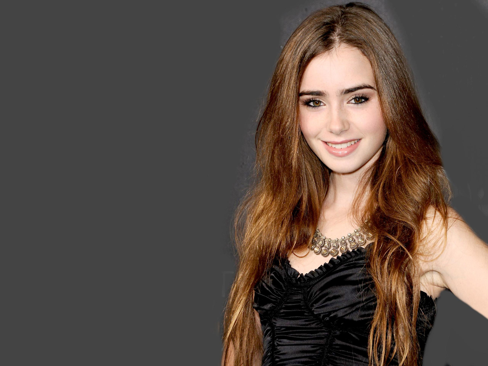 Free Lily Collins Wallpaper