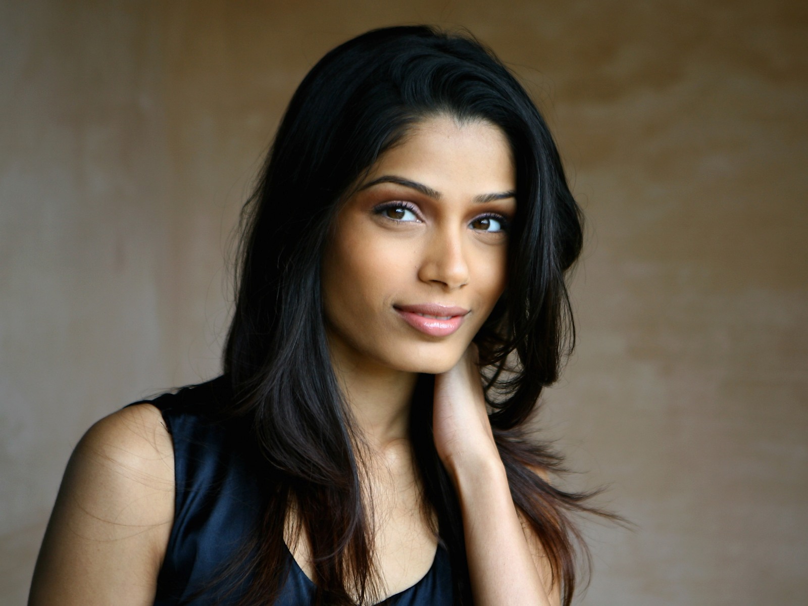 Freida Pinto wallpaper 1600x1200 702