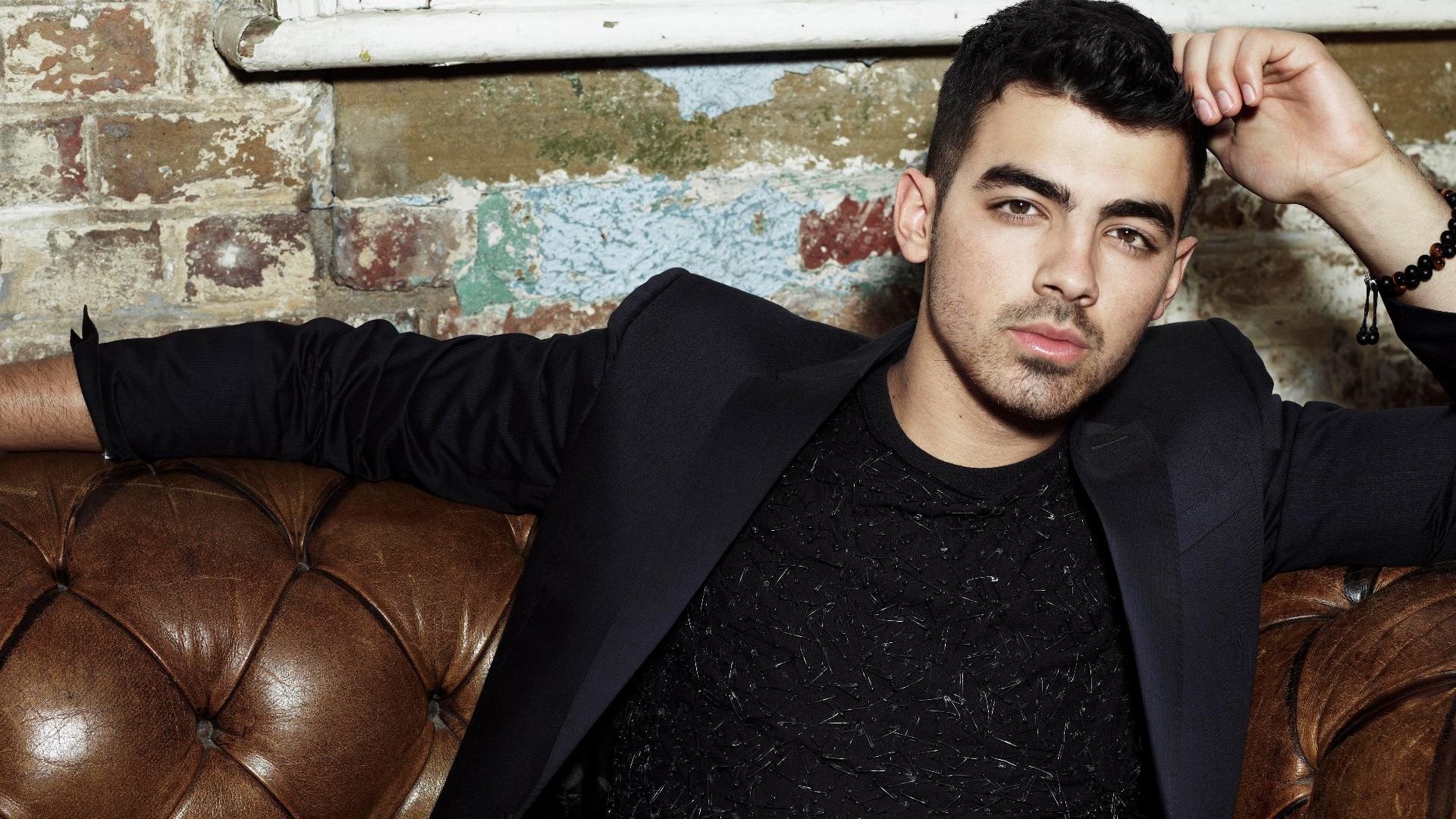 Joe Jonas' Blue Hair: Singer Shows Off Bright New Look at 2015 Grammy Awards - wide 1