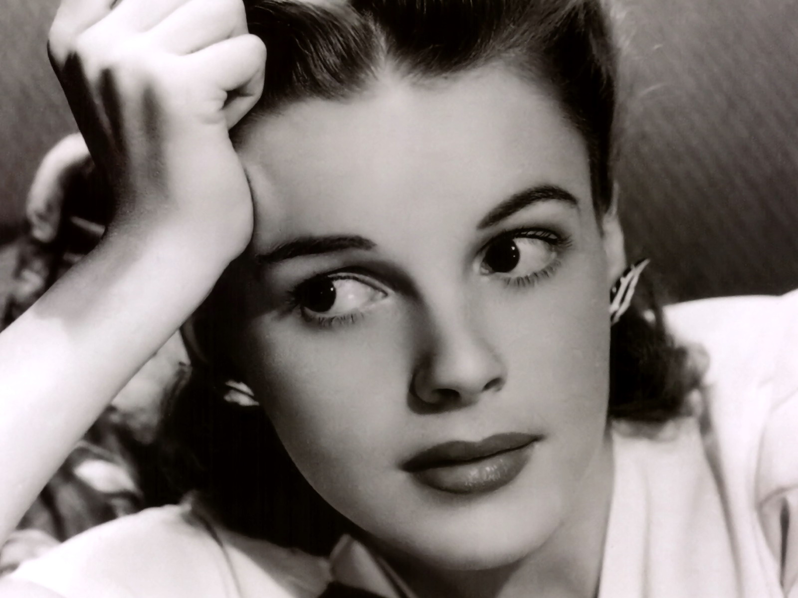 Just like the image of her fragile, unconventional beauty trapped within the glow of a tight spotlight, Judy Garland's life as a performer was surrounded by ...