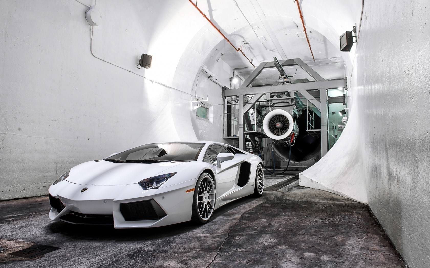 Lamborghini Aventador LP700-4 White Wind Tunnel
