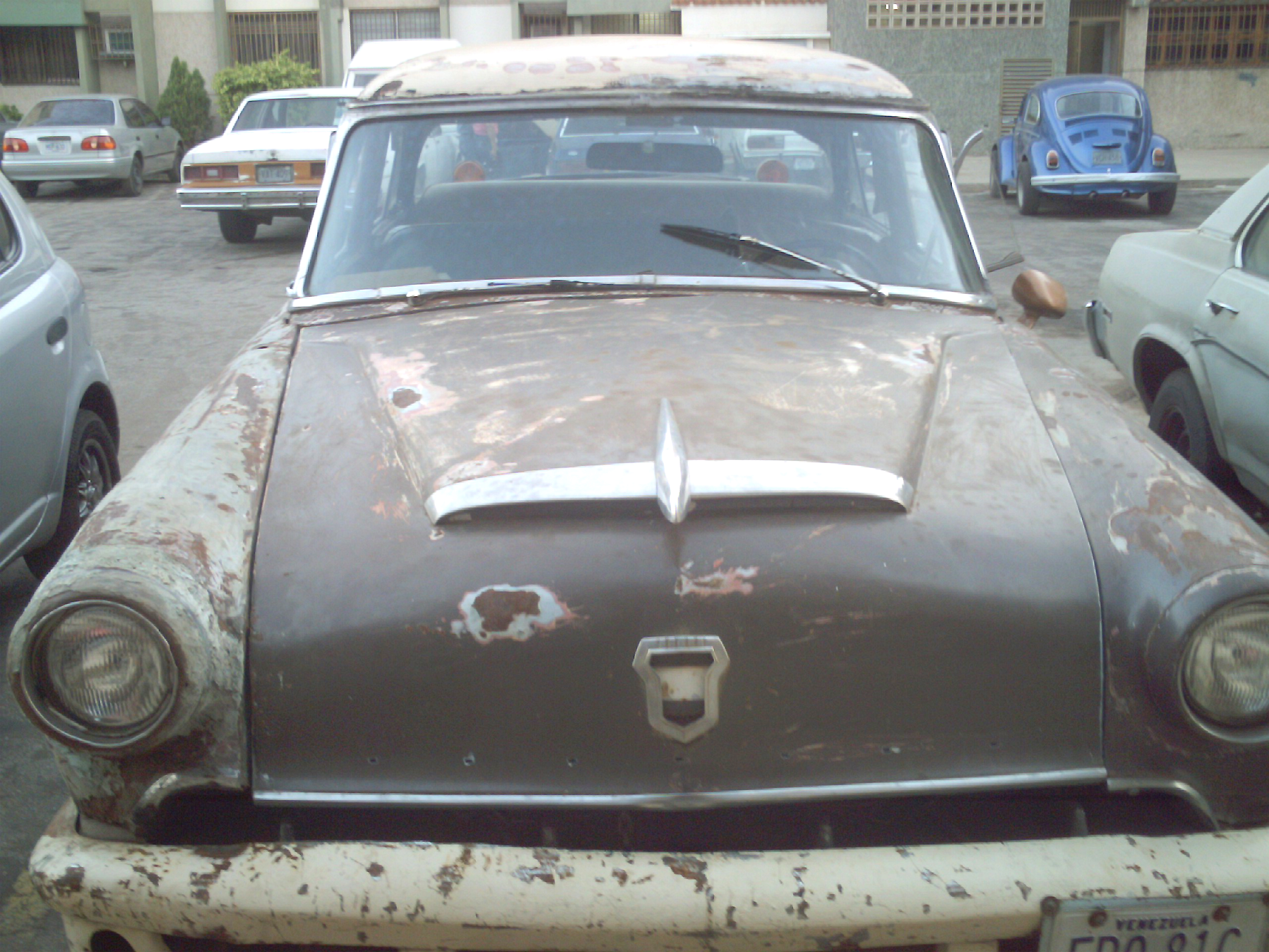 File:Old car in Maracaibo.JPG
