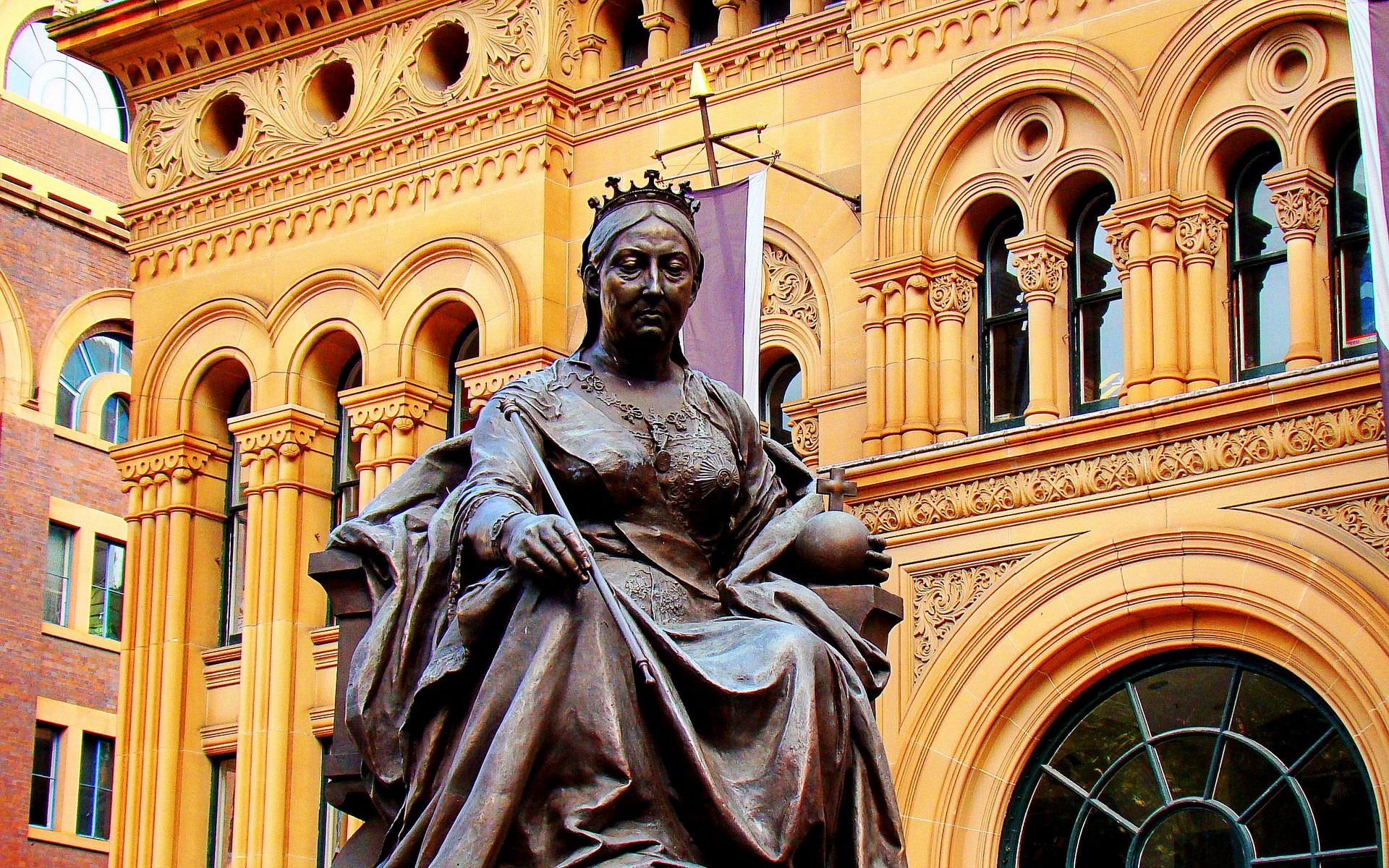 queen victoria statue outside qv building photos, wallpapers