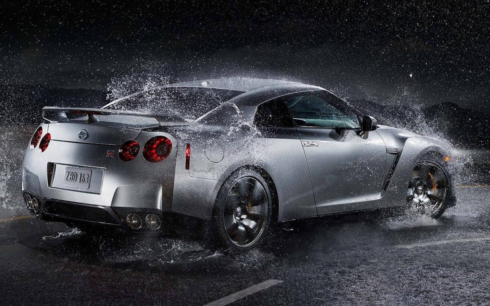 Nissan GTR R35 13 HD Images Wallpapers