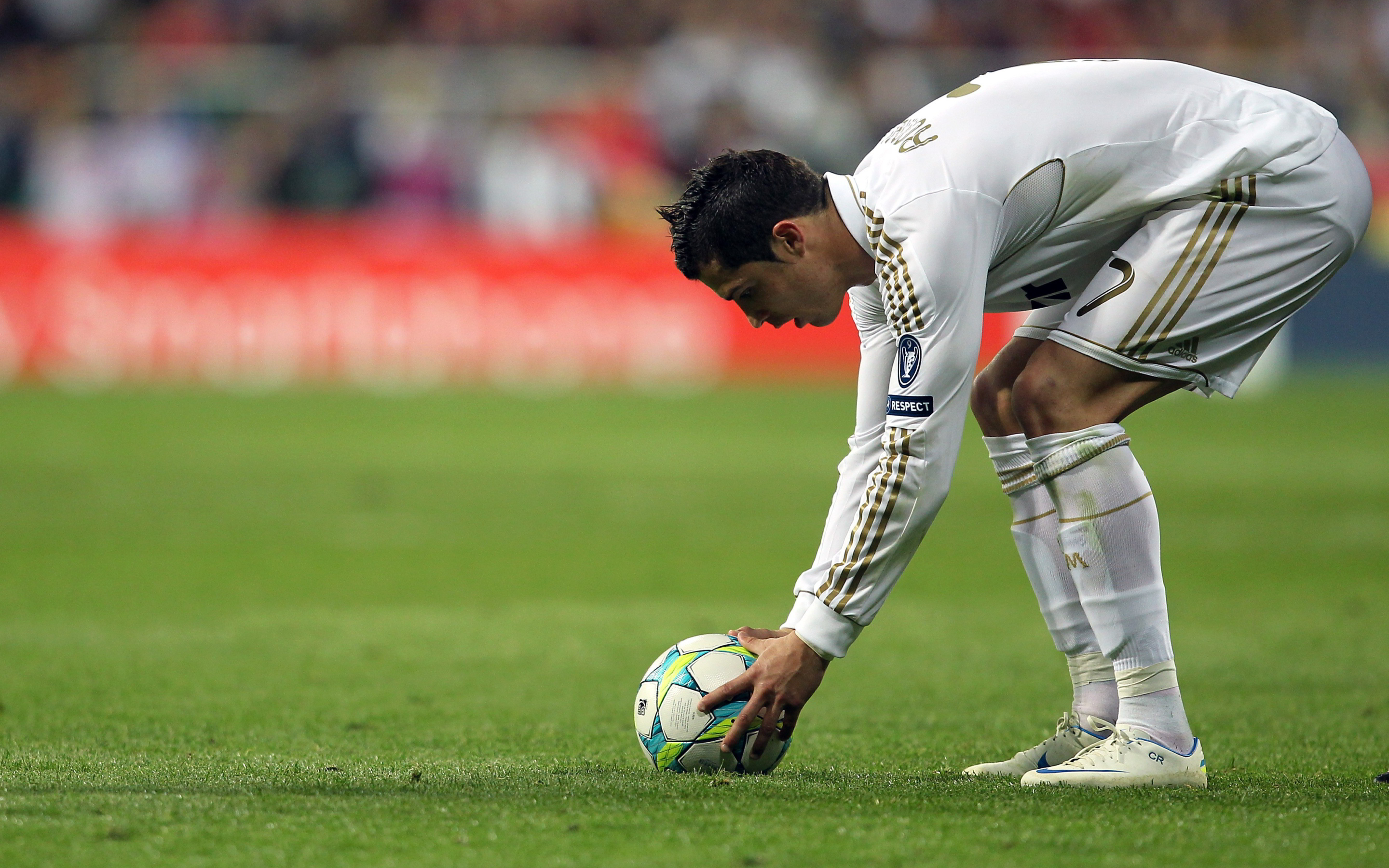 Ronaldo preparing for free kick