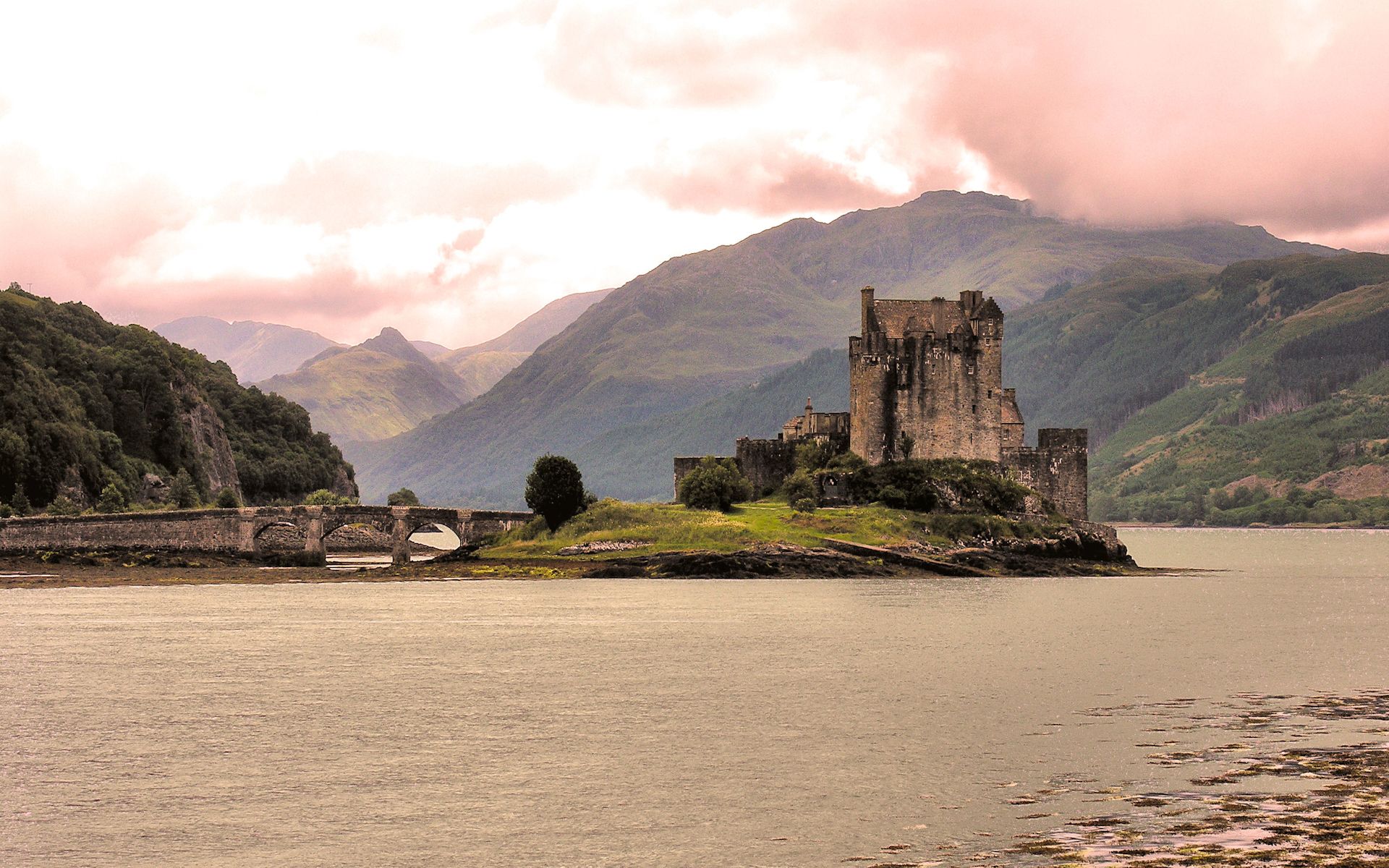 Eilean_Donan_Castle_Dornie_Scotland.jpg