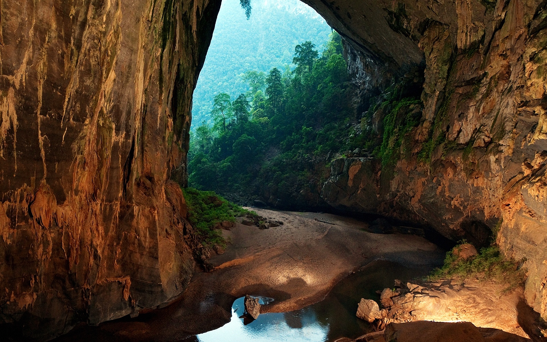 From March to August is said to be the best time to explore Son Doong Cave, especially between March and April when the temperature is more pleasant, ...