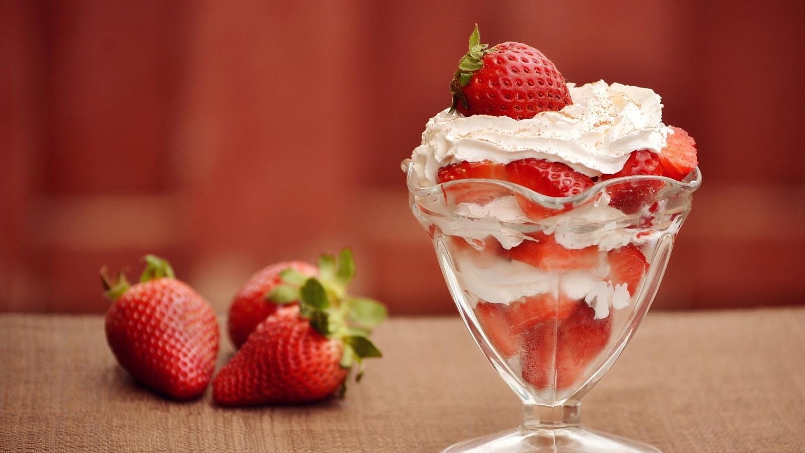 Cream strawberry dessert Wallpaper in 1600x900 HD Resolutions