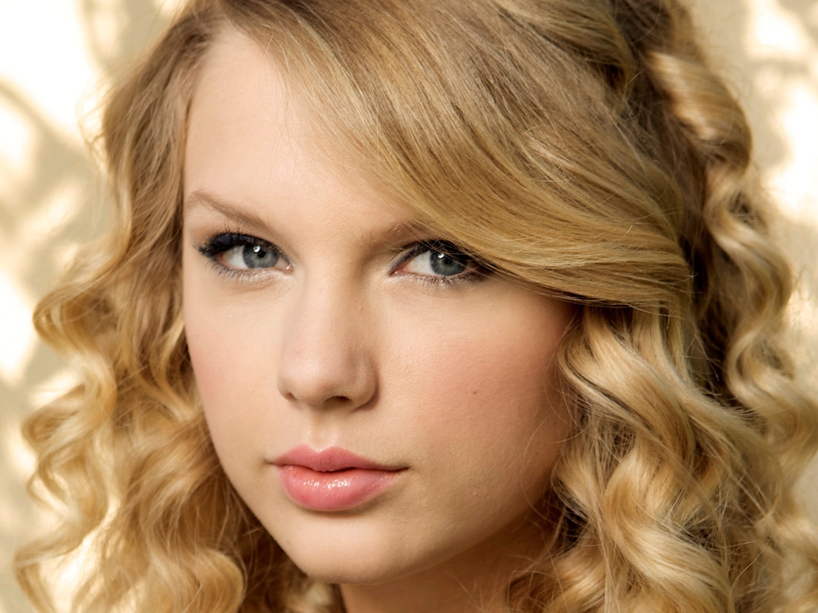 taylor-swift-wallpaper-1600x1200-42055