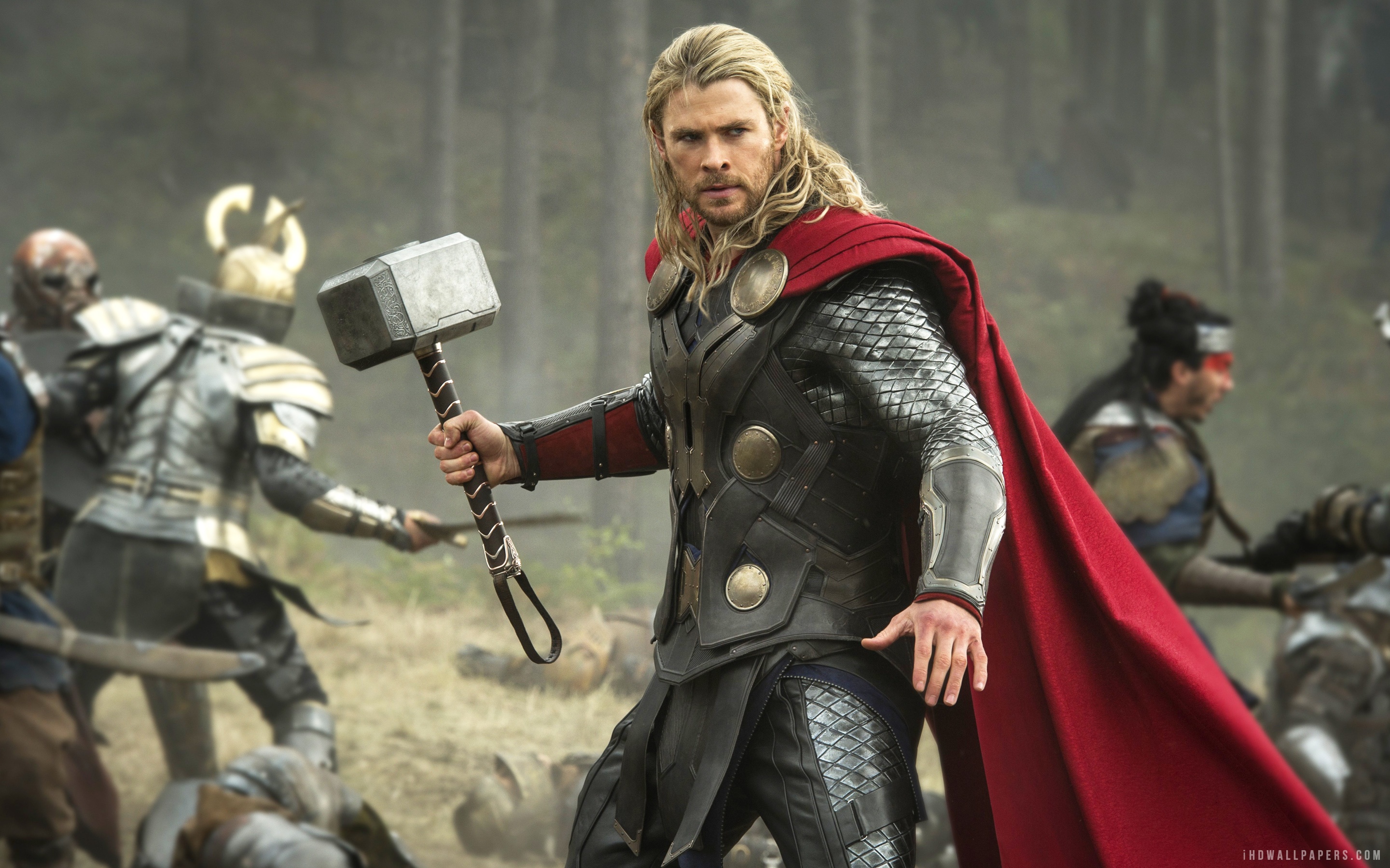 Thor-The-Dark-World-Thor-holding-hammer-in-