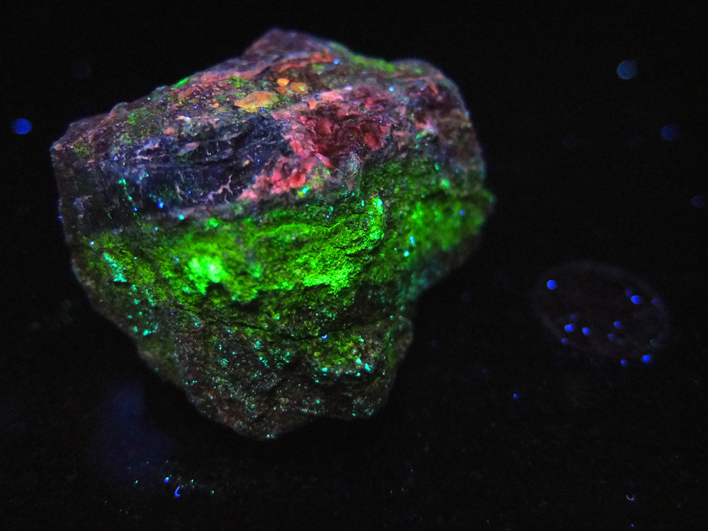 Fluorescent uranium ore (uraninite), 108g/3.81oz, Grand County, Utah – Uranium Rocks