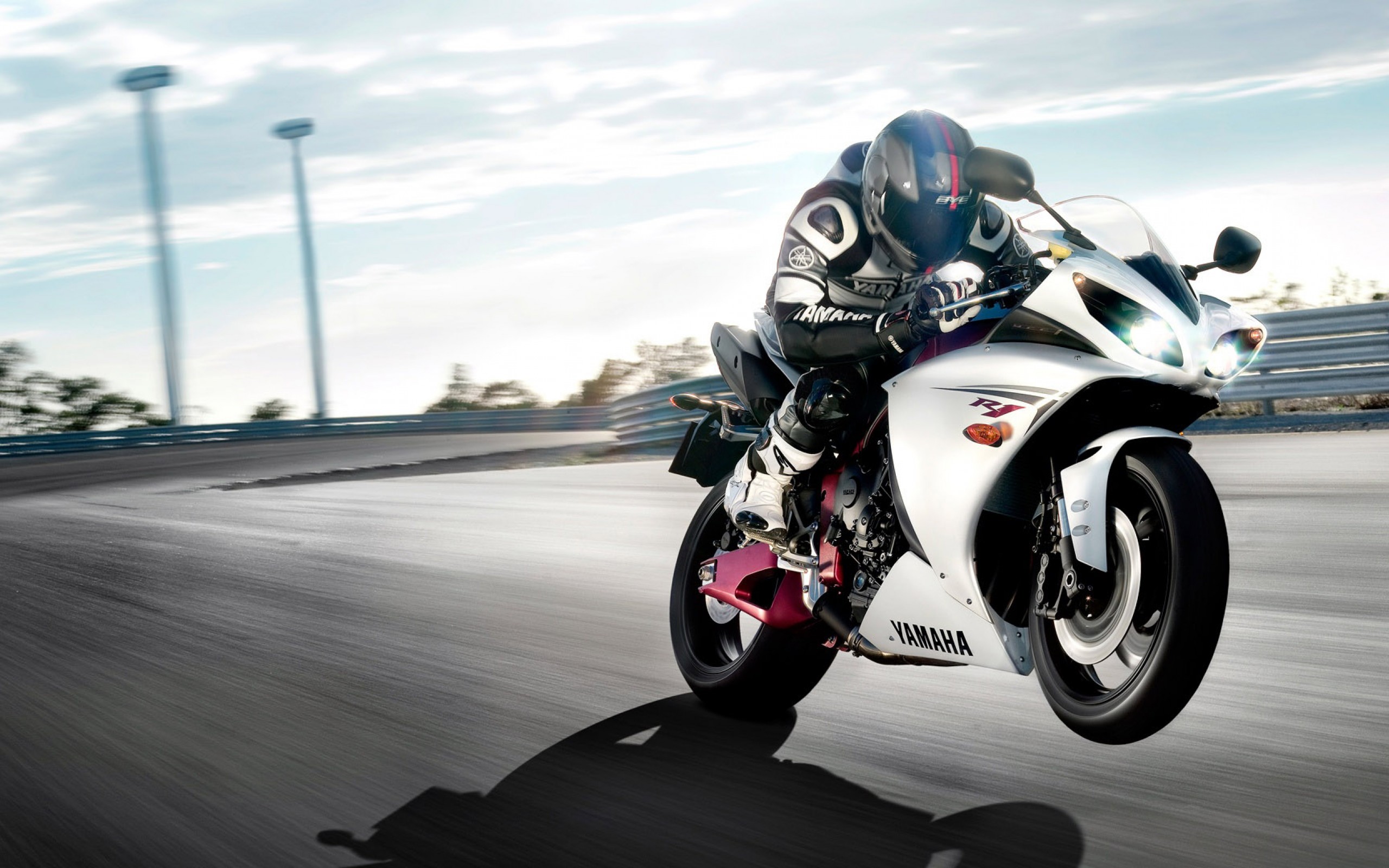 View and Download Yamaha R1 Bike Wallpapers ...
