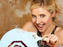 Hollywood Celebrity And Actress Sarah Chalke Beautiful Wallpapers For Computers And Laptops Desktops