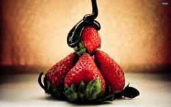 Strawberries and chocolate syrup wallpaper 2560x1600