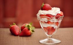 Cream strawberry dessert