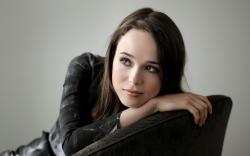 Okay Schmoeville, I'm not a huge fan of Ellen Page. I like her, I think she's a fine actress, but everytime I see her, I know she's Ellen Page.