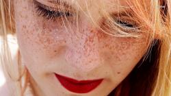 ... Freckles and red lips wallpaper 1366x768 ...