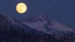 A “honey moon” in 2010, as seen from the back country of Yosemite National Park. (Credit: Los Angeles Times)
