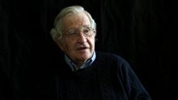 Cito da Wikipedia : Avram Noam Chomsky (Filadelfia, 7 dicembre 1928) è un linguista, filosofo e teorico della comunicazione statunitense.