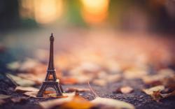 Statue La Tour Eiffel Leaves Dry Autumn