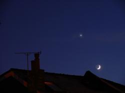(Natural Science): planet Venus with the Moon as crescent seen over rooftops in London late December tweaked 1 BRM.jpg. D=2000-12-29 [Dec 29, 2000]; ...