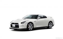 Nissan GT R White